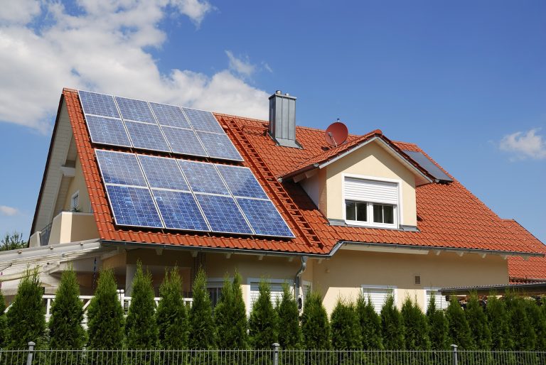 SolairAlp AdobeStock_24886337-768x514 Est-ce rentable d'installer des panneaux photovoltaïques ?  