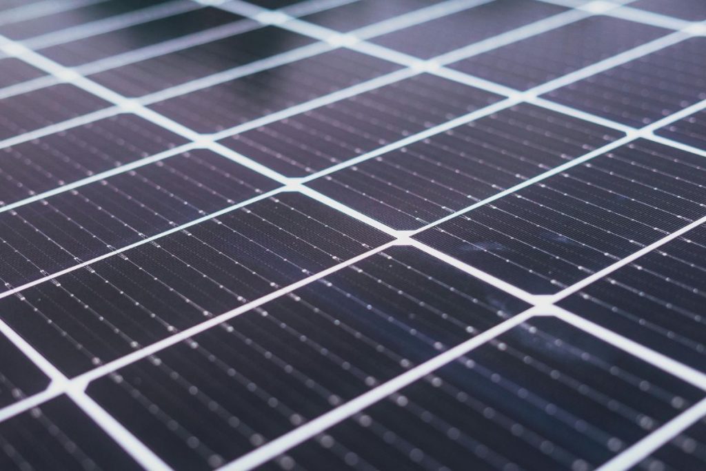 SolairAlp avantages-caches-energie-solaire-entreprise-3-1024x683 La transition énergétique : les gouvernements et les entreprises prennent le pas  