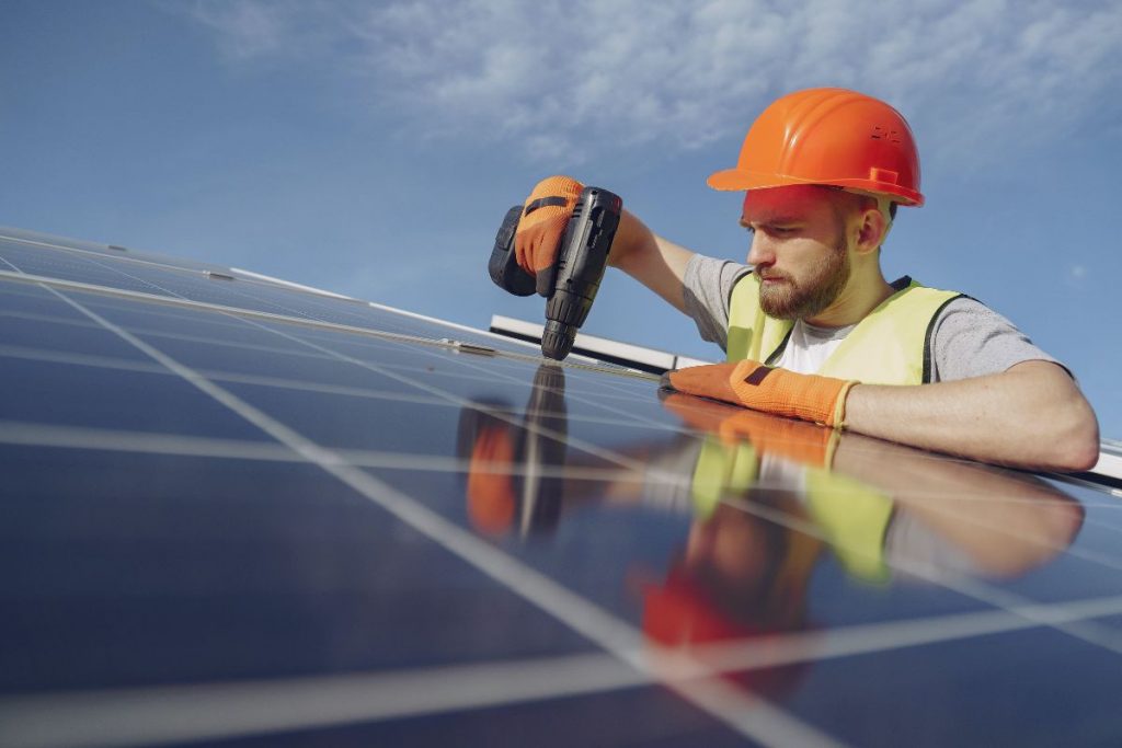 SolairAlp conseils-maximiser-efficacite-panneaux-solaires2-1024x683 Conseils pour maximiser l'efficacité des panneaux solaires dans les climats variables |  