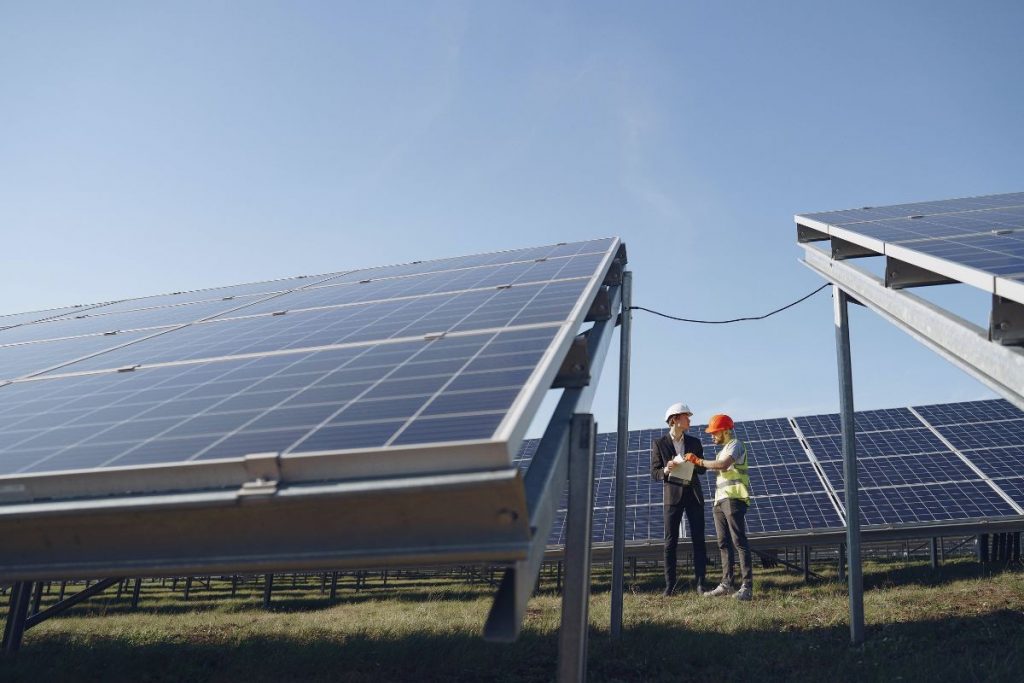 SolairAlp installer-panneaux-solaires-guide-3-1024x683 Installer des panneaux solaires : guide étape par étape  
