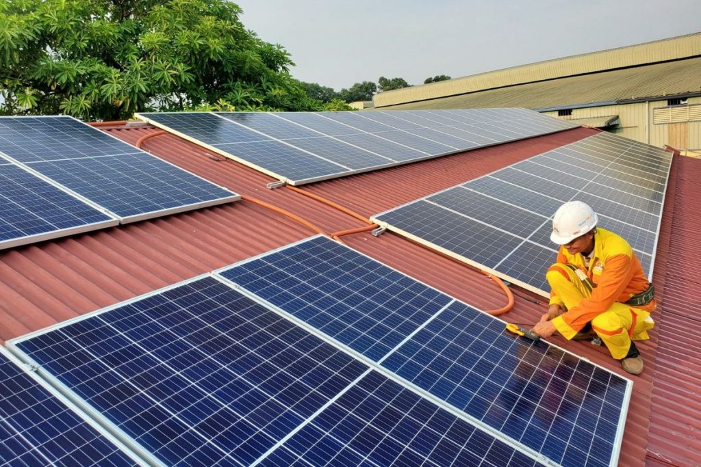 SolairAlp installer-panneaux-solaires-guide-4-1024x683 Installer des panneaux solaires : guide étape par étape  