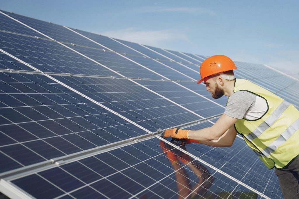 SolairAlp installer-panneaux-solaires-guide-5-1024x683 Installer des panneaux solaires : guide étape par étape  