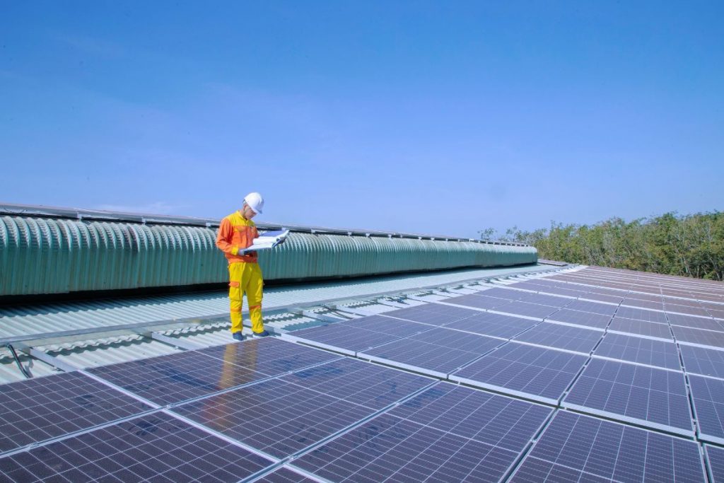 SolairAlp installer-panneaux-solaires-guide-6-1024x683 Installer des panneaux solaires : guide étape par étape  